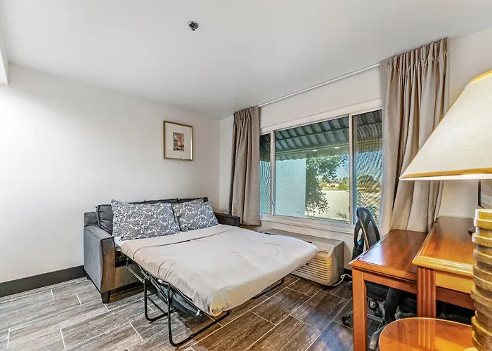 Metro Extended - Corner Apartment *
